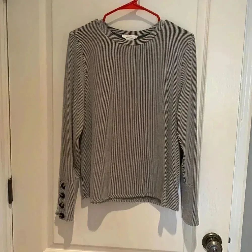 Adorable button sleeved top L